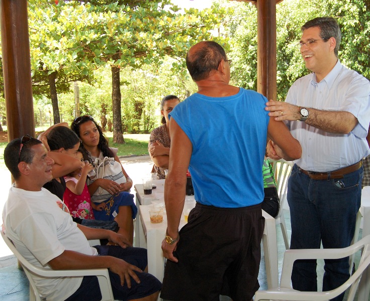 Presidente Francisco Jr. cumprimenta filiados na festa do servidor